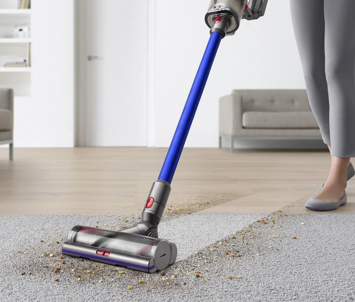 Человек использует пылесос Dyson с насадкой для уборки пола