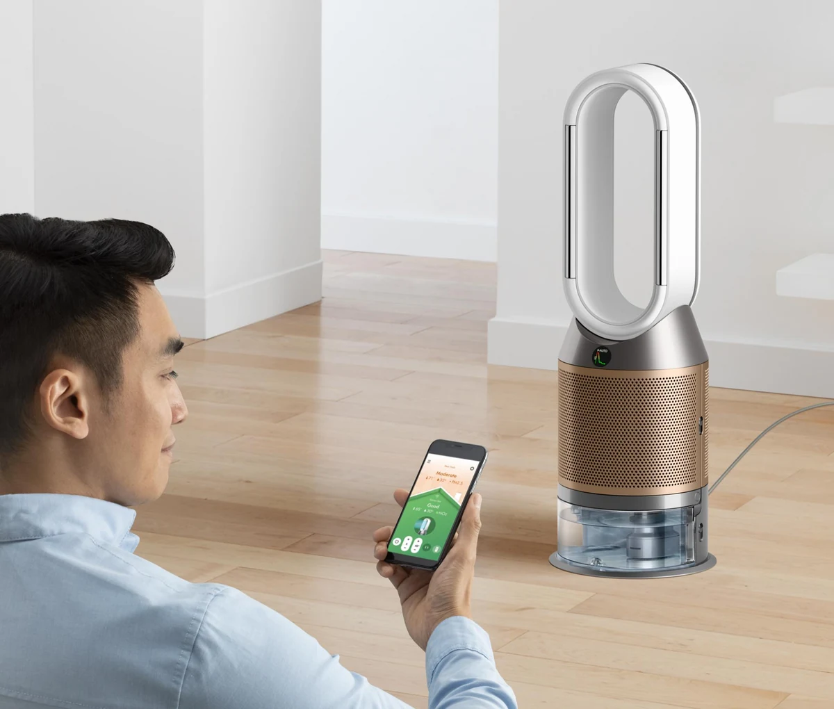 Человек управляет очистителем-увлажнителем Dyson PH05 через приложение