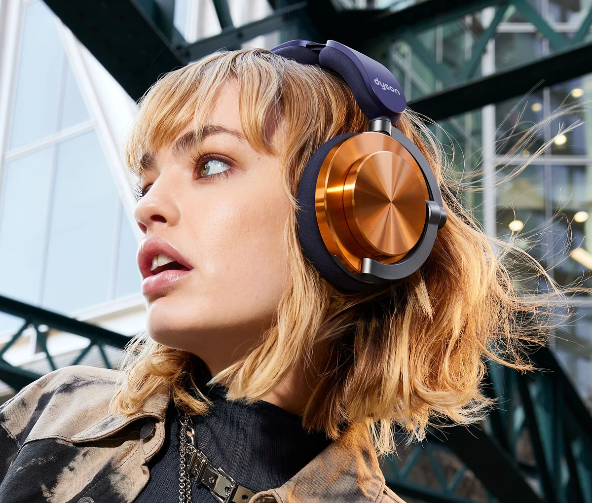 Модель в наушниках Dyson OnTrac
