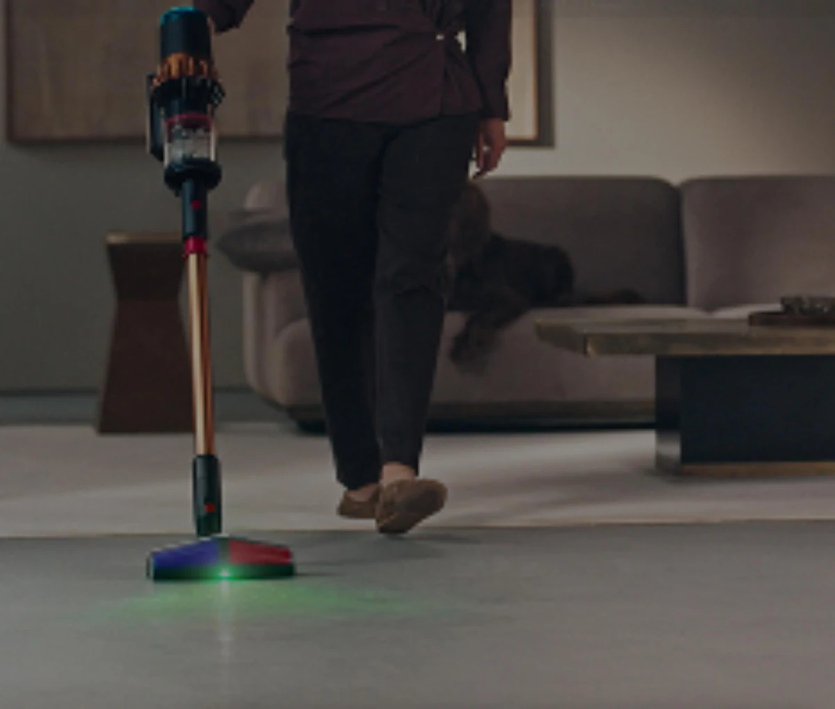 Человек убирает дом беспроводным пылесосом Dyson V16