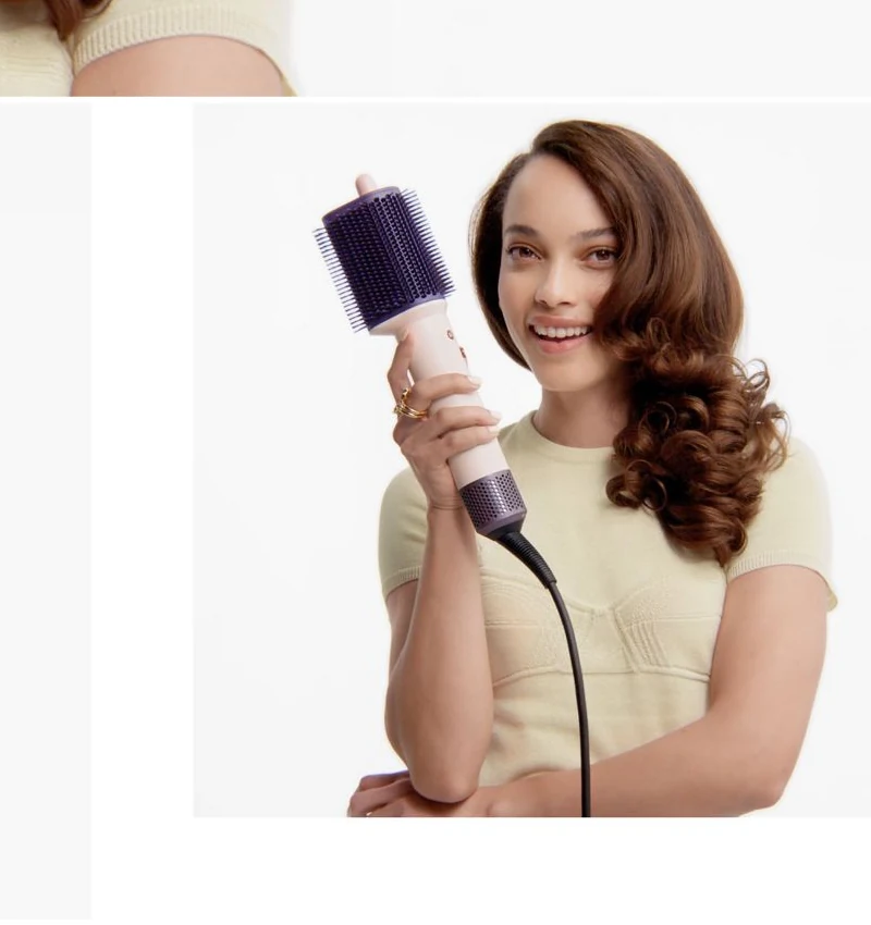 Фен-щётка Dyson Airsmooth в руках модели