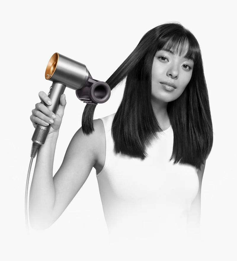 Модель использует фен Dyson Supersonic для укладки волос