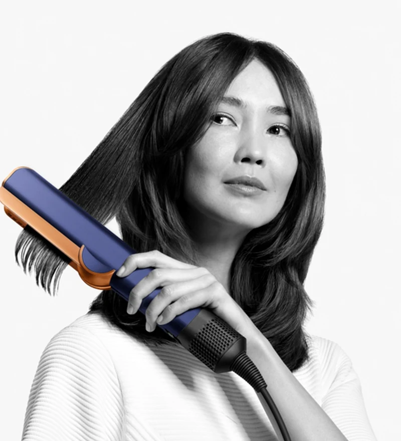 Модель выпрямляет волосы устройством Dyson Airstrait