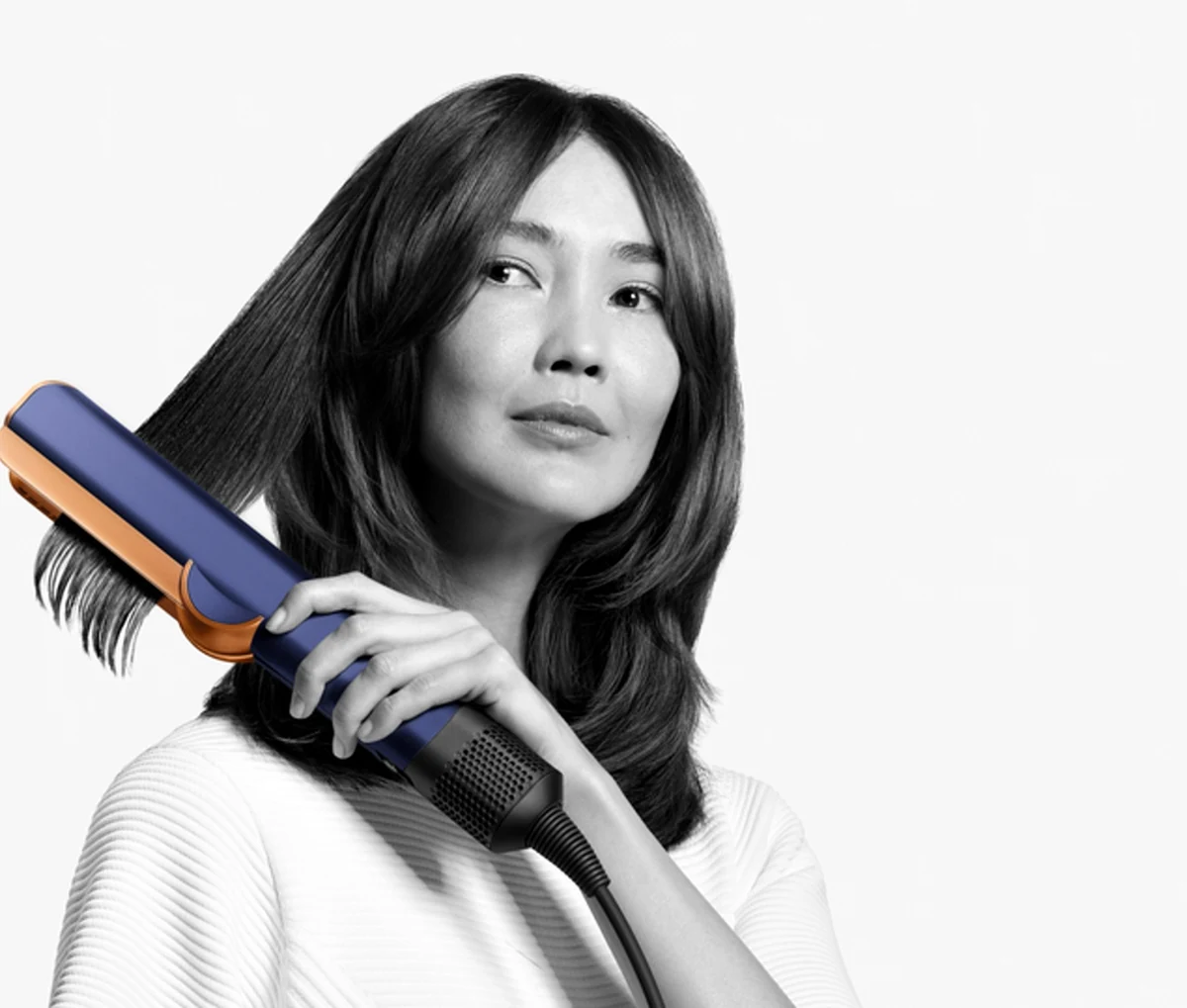 Модель выпрямляет волосы устройством Dyson Airstrait