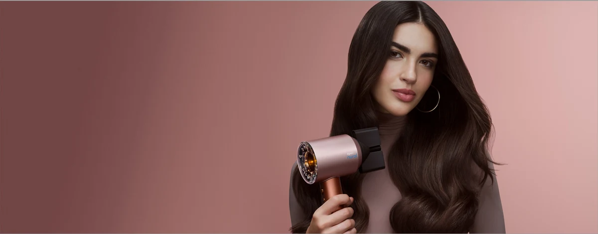 Модель укладывает волосы феном Dyson Supersonic Nural
