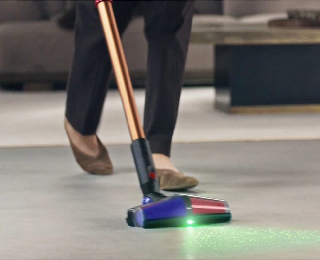Пылесос Dyson V16 во время уборки